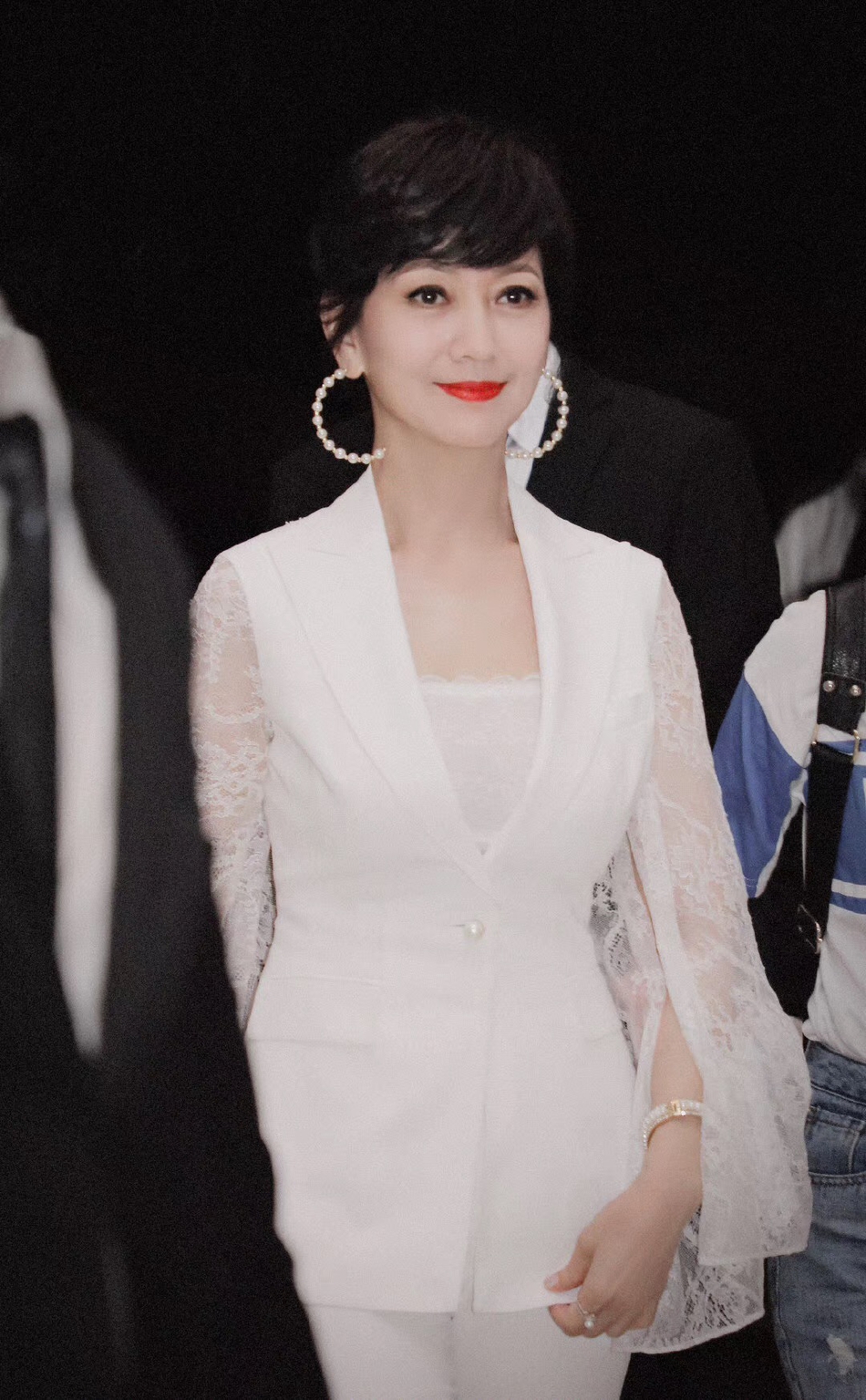 组图:赵雅芝纯白蕾丝套装配白耳饰现身 优雅高贵尽显女神风韵