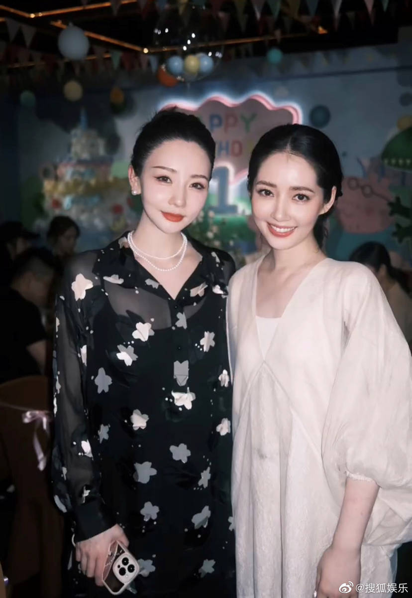 组图:郭碧婷与闺蜜夕又米合照 笑容满面感情超好_高清图集_新浪网