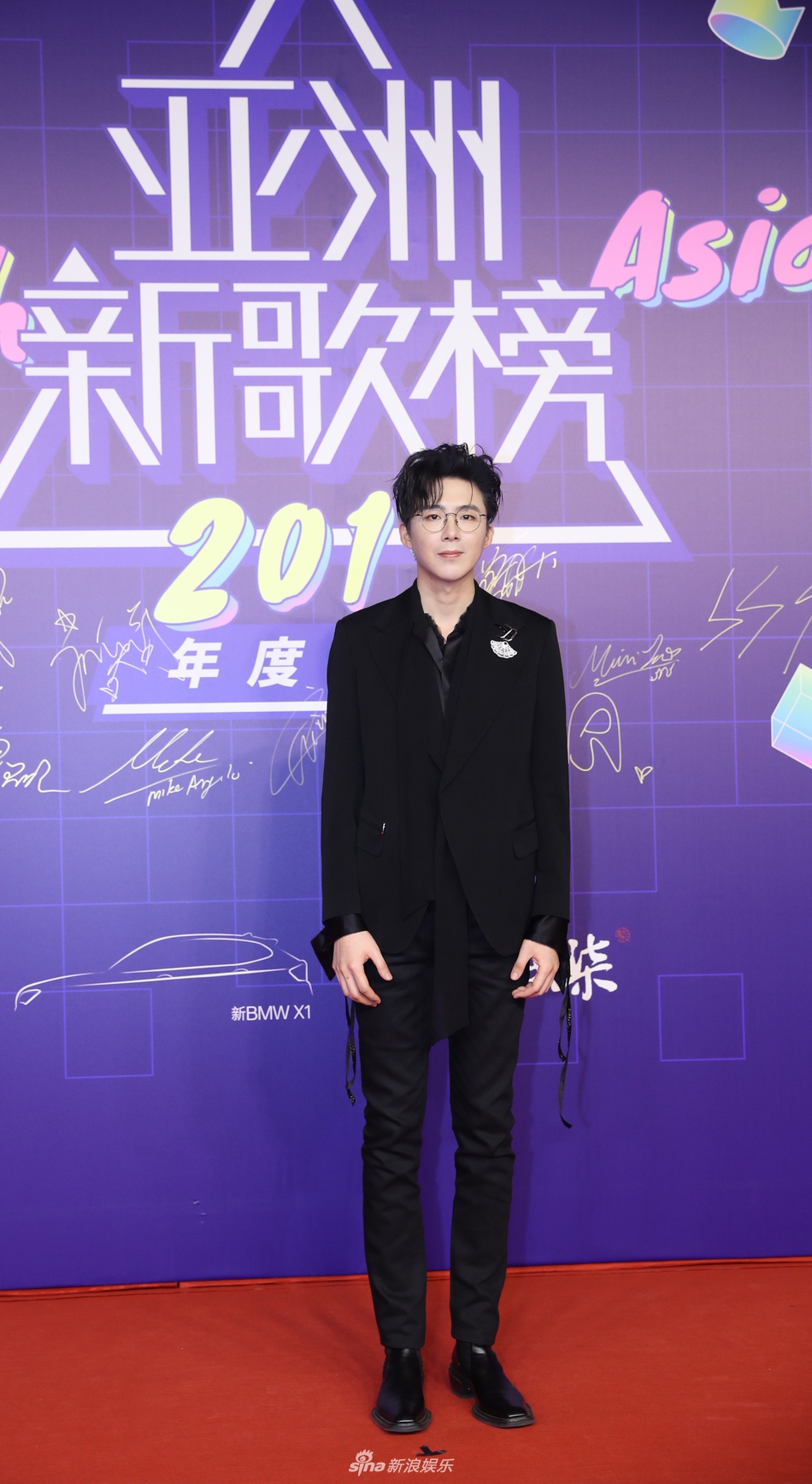 组图:刘宇宁亮相亚洲新歌榜红毯 西装革履戴眼镜显儒雅