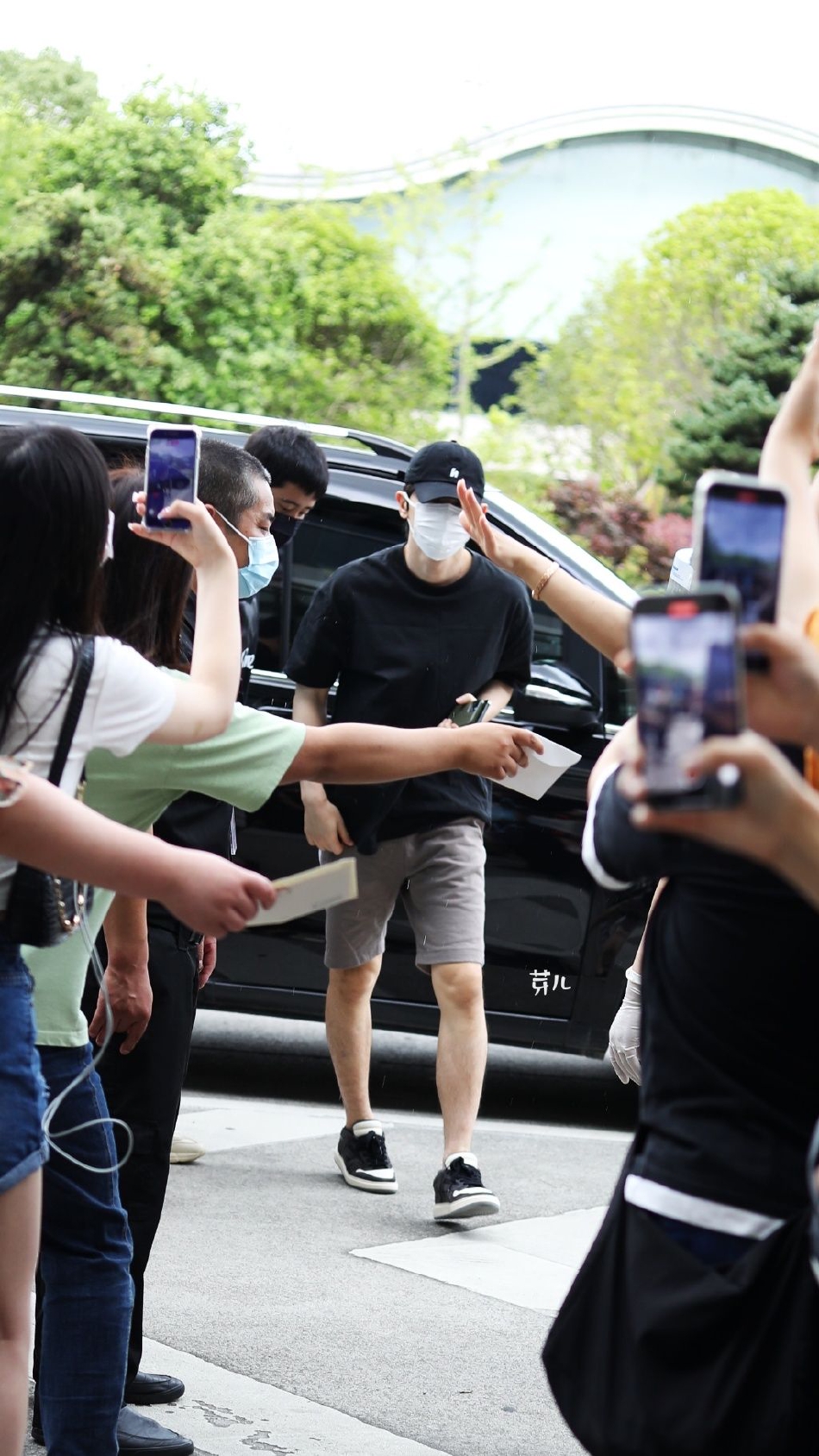 组图:邓伦与助理现身机场 弯腰点头签名回应粉丝接机