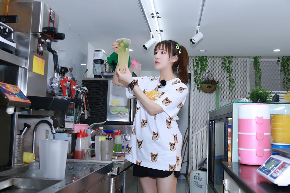 组图:马剑越白t高马尾干净利落 化身奶茶店老板认真熟练