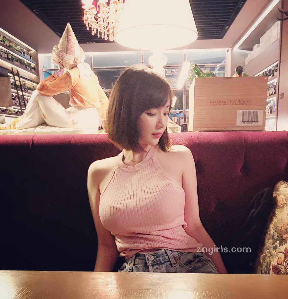 组图:台湾网红前凸后翘身材犯规 清新可爱眼神清澈