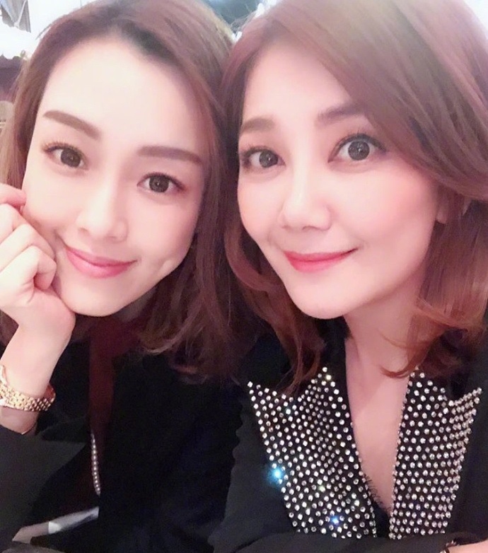 组图:梁静茹范玮琪s.h.e许茹芸等同框 出席婚礼开怀灿笑