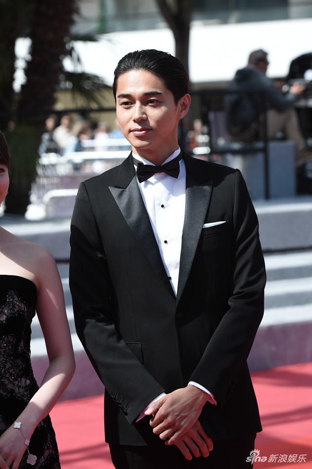 《夜以继日》首映红毯 东出昌大帅气唐田英里佳甜美