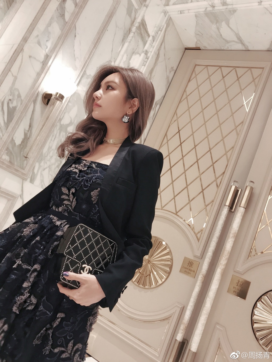 组图:罗志祥女友周扬青印花纱裙露水嫩肌肤_高清图集_新浪网