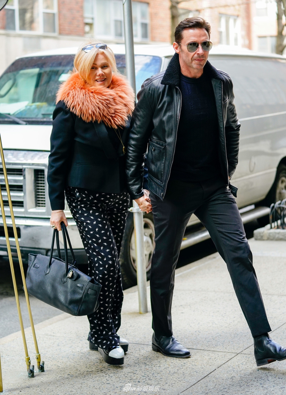 组图:休杰克曼牵手爱妻现身街头恩爱甜蜜