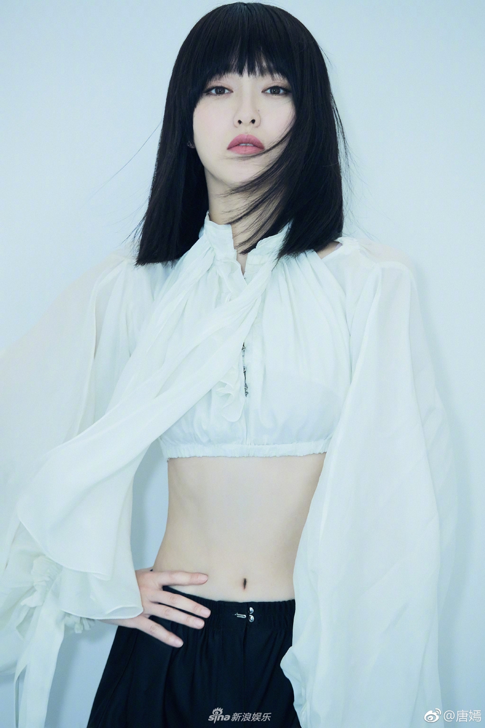 新浪娱乐讯 日前,唐嫣现身巴黎时装周,丝质蓬袖白色衬衫搭配亮缎短裤