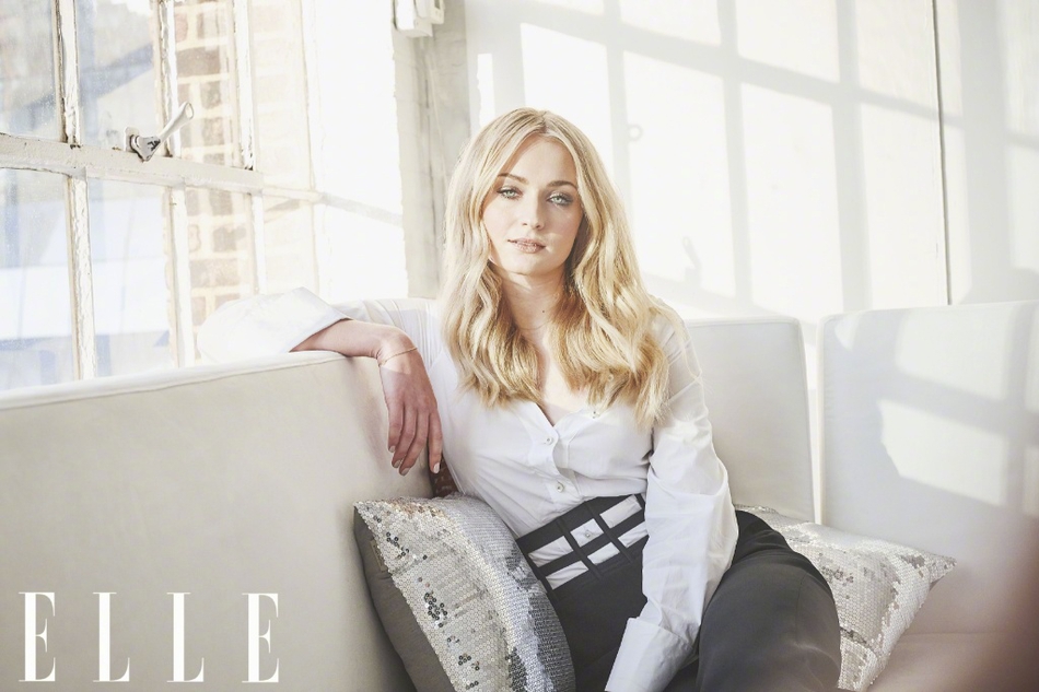 新浪娱乐讯 近日,索菲·特纳(sophie turner)《elle》杂志写真曝光,身