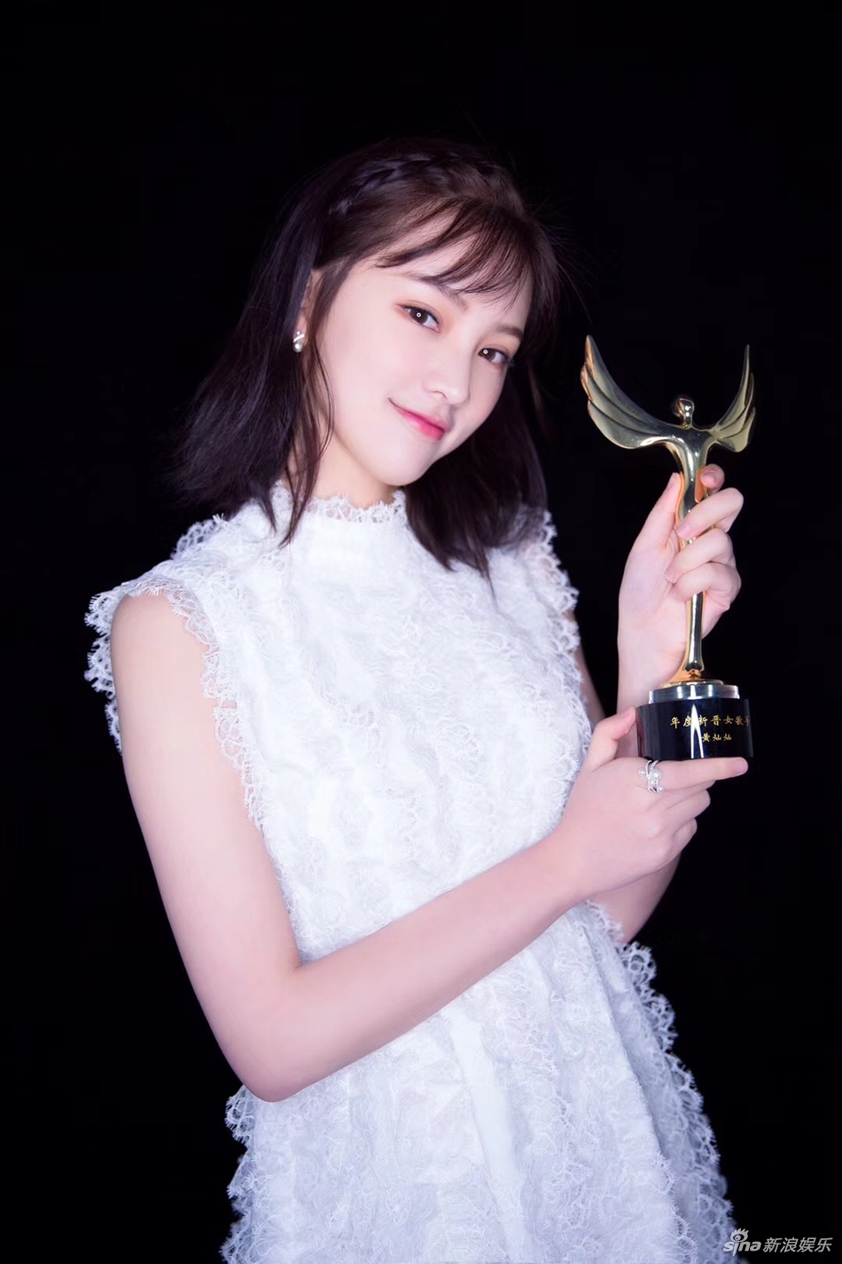 组图:樱花女神黄灿灿白裙露美腿 清纯有气质