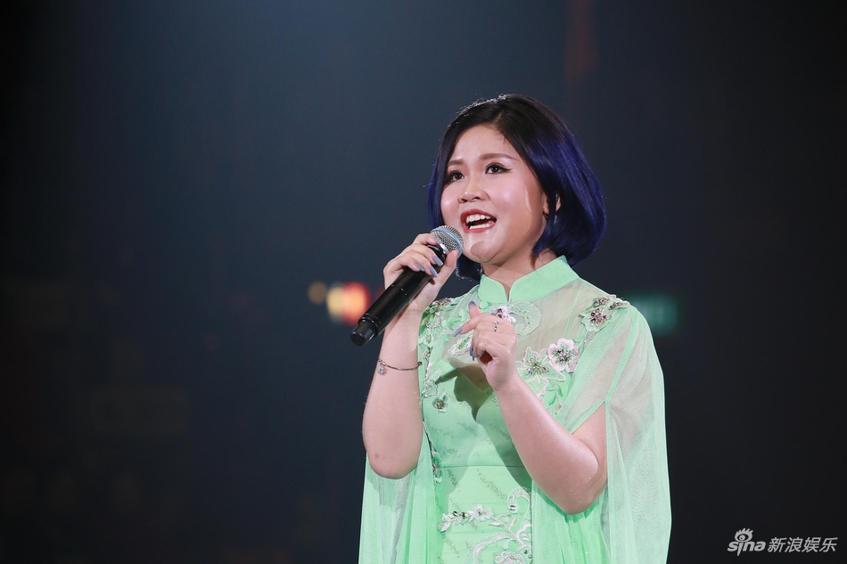 组图:朗嘎拉姆香港开唱 绿色纱裙复古典雅