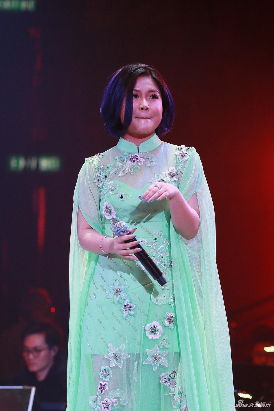 组图:朗嘎拉姆香港开唱 绿色纱裙复古典雅_高清图集_新浪网