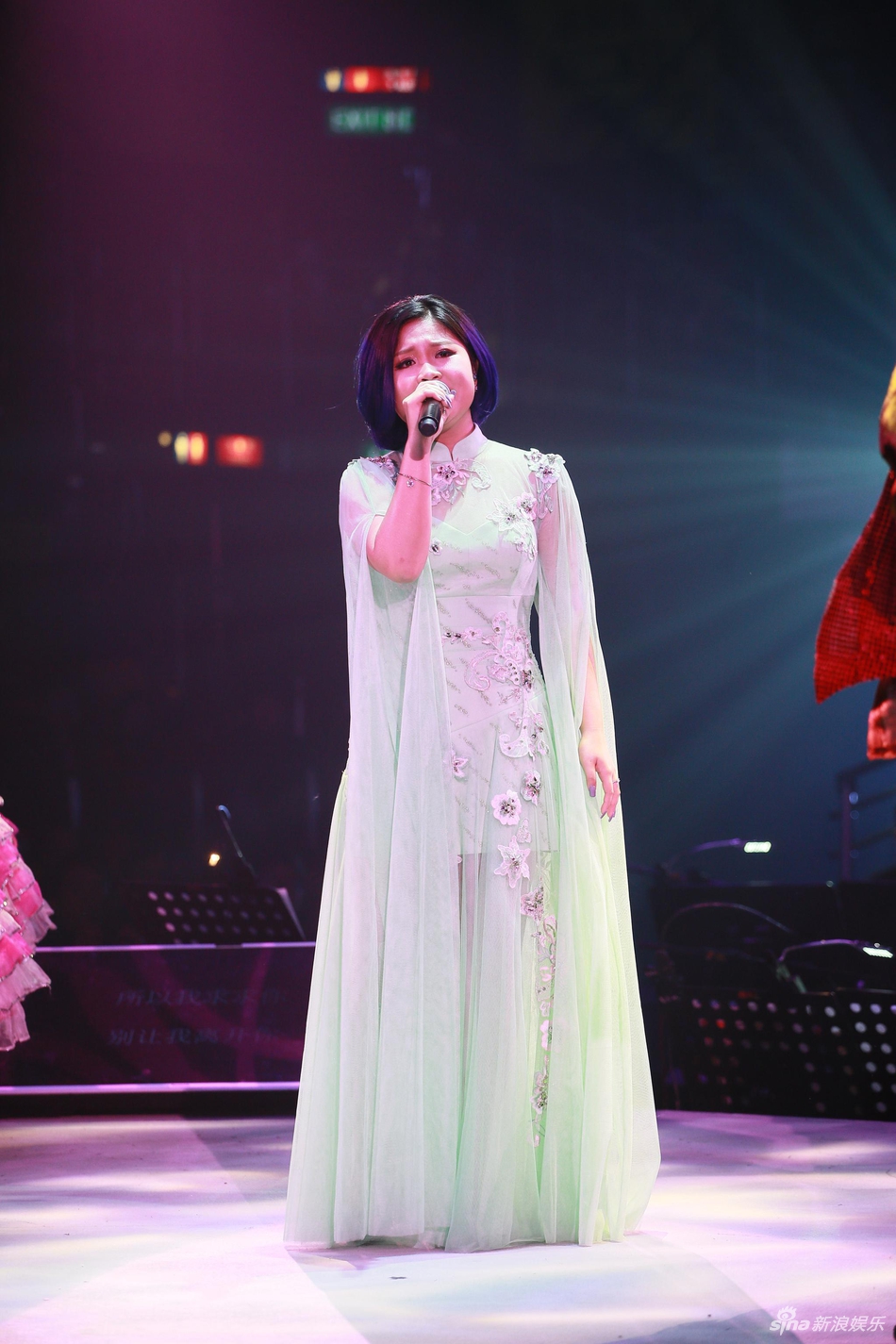 组图:朗嘎拉姆香港开唱 绿色纱裙复古典雅