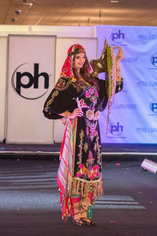 环球小姐佳丽穿国家服装走秀 满屏尽是大长腿