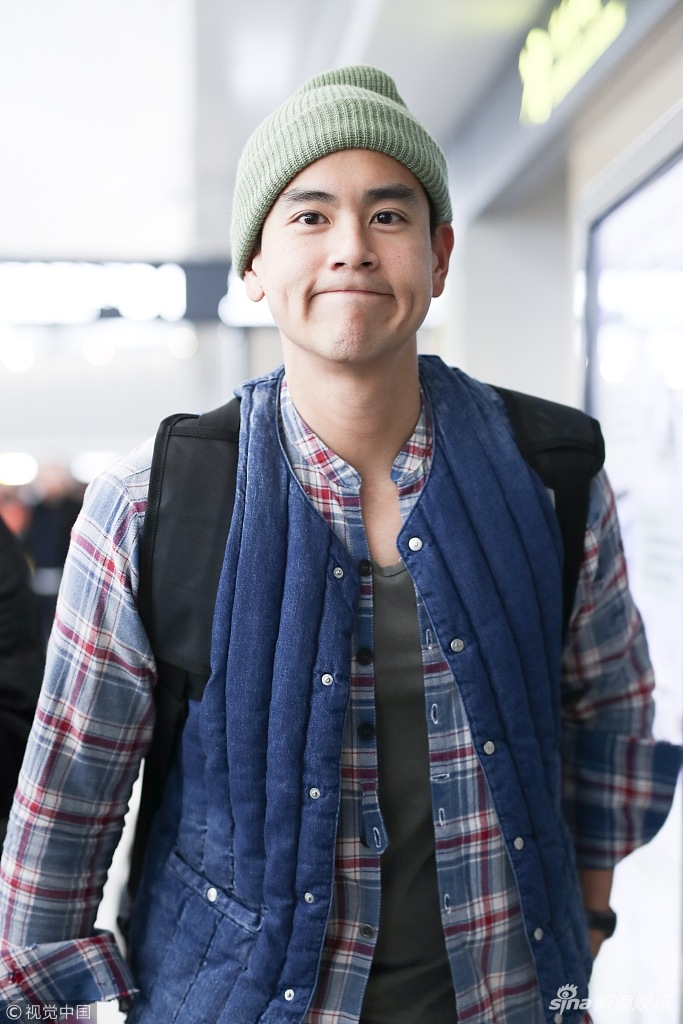 组图:彭于晏穿棉马甲戴针织帽 自推行李瘪嘴笑