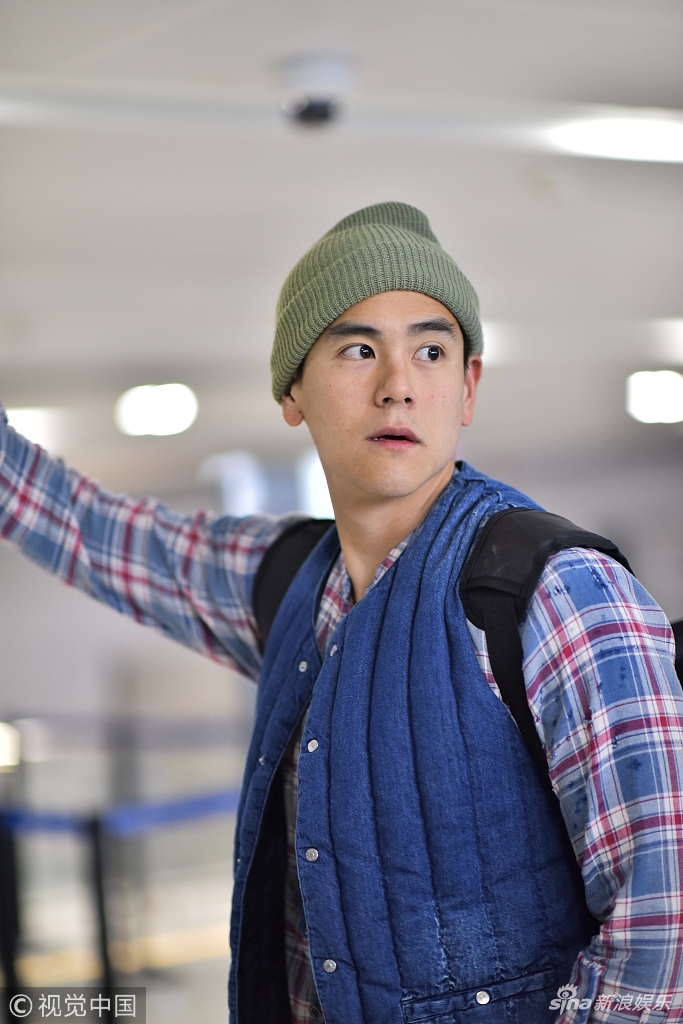 组图:彭于晏穿棉马甲戴针织帽 自推行李瘪嘴笑