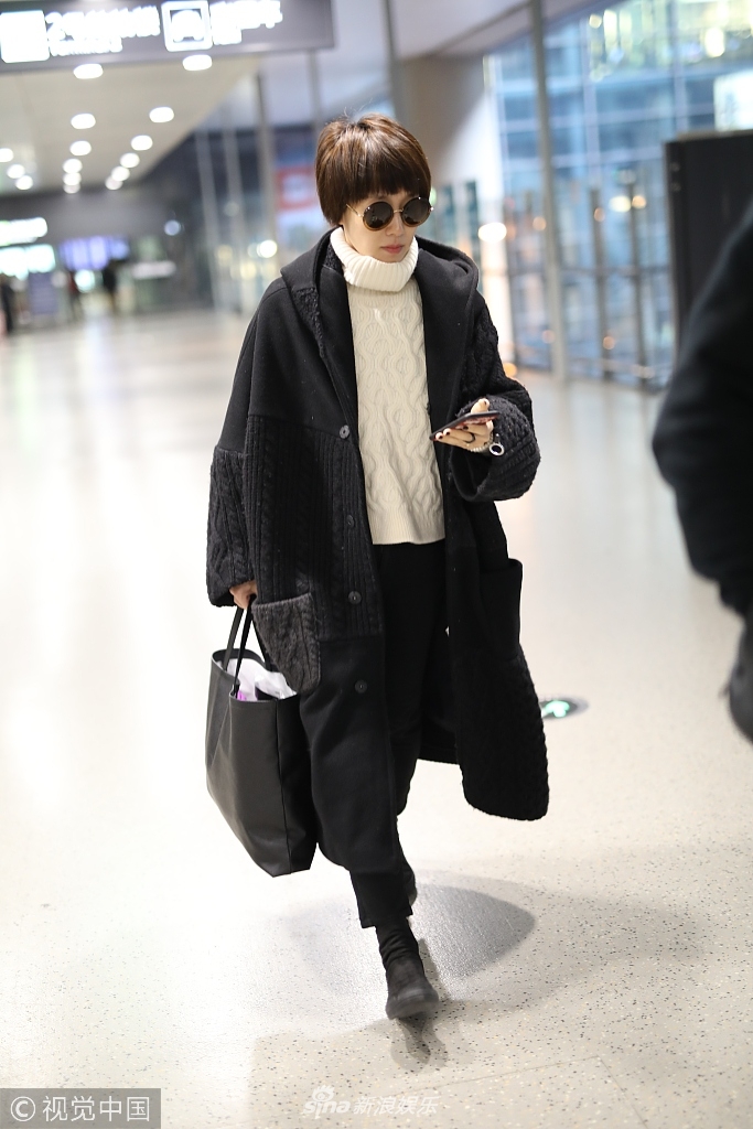 18 03:46:10 1 / 4 新浪娱乐讯 日前,马伊琍现身机场,经典黑白搭配