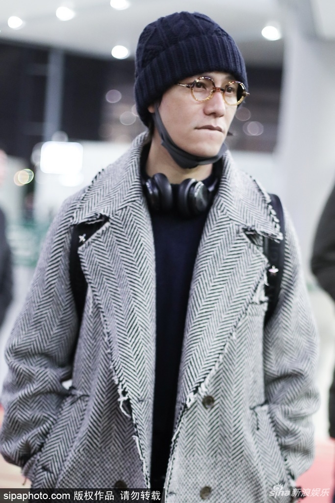 组图:陈坤露痞笑帅气十足 一脱帽发型亮了