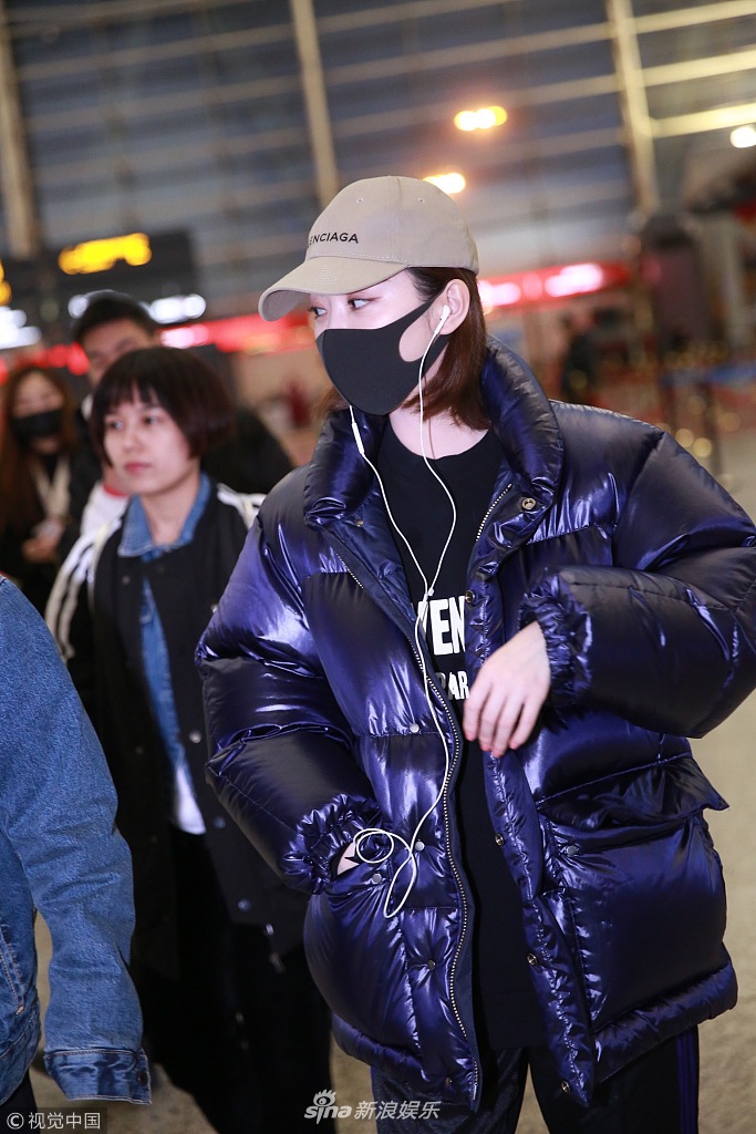 组图:景甜半穿亮紫色羽绒服超时尚 一路手机玩不停