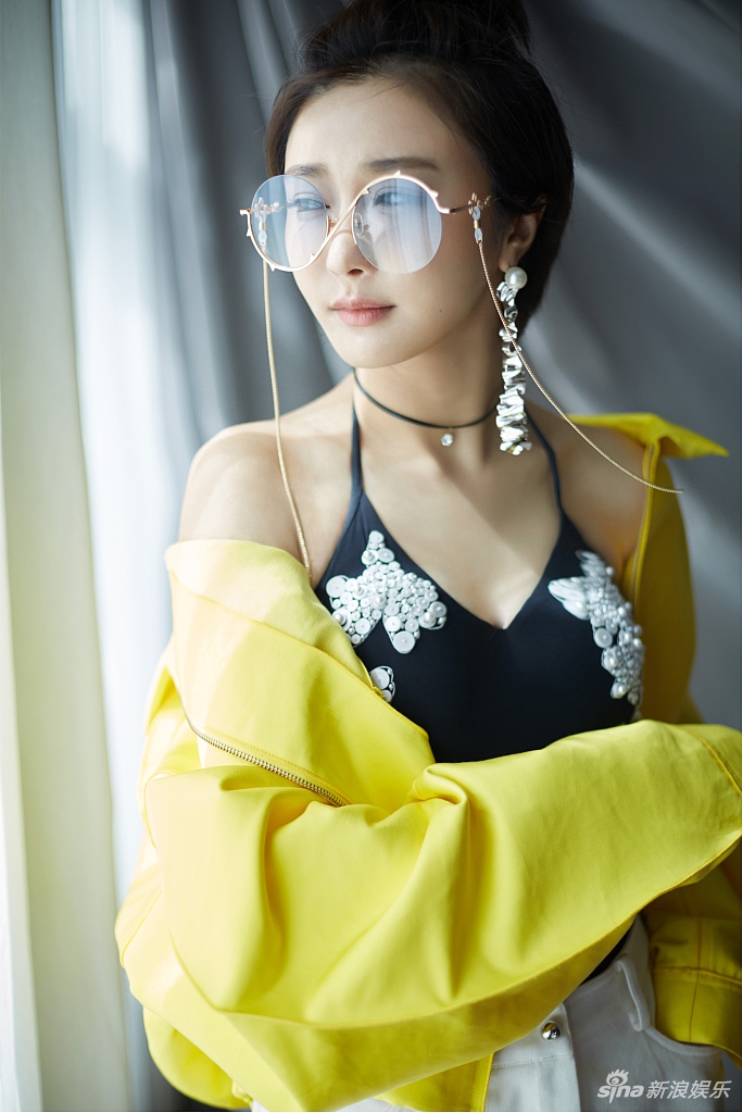 组图:陈冰黑色深v小衫露香肩 戴复古眼镜时髦灵动