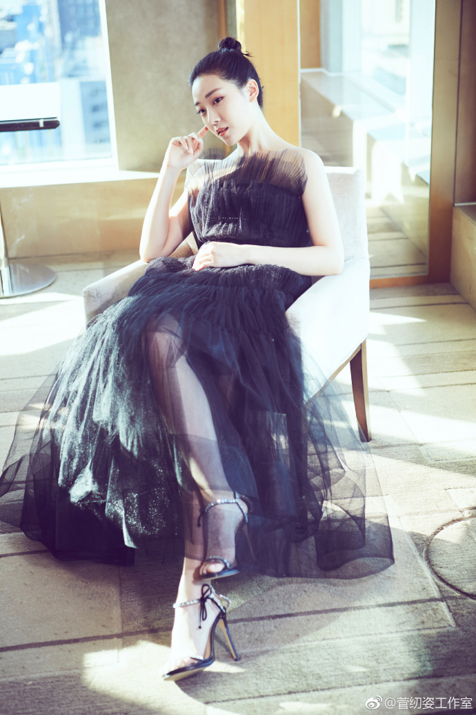 组图:"罗伊人"菅纫姿化身灵动黑天鹅 薄纱裙装仙气足