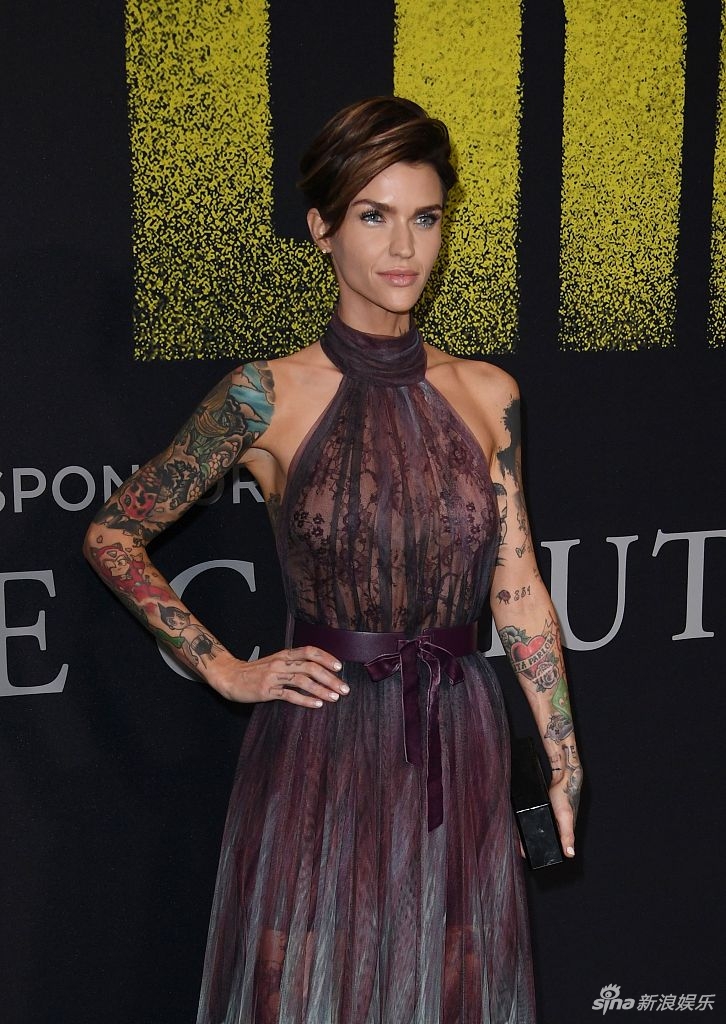 鲁比洛斯透视装性感纹身抢镜