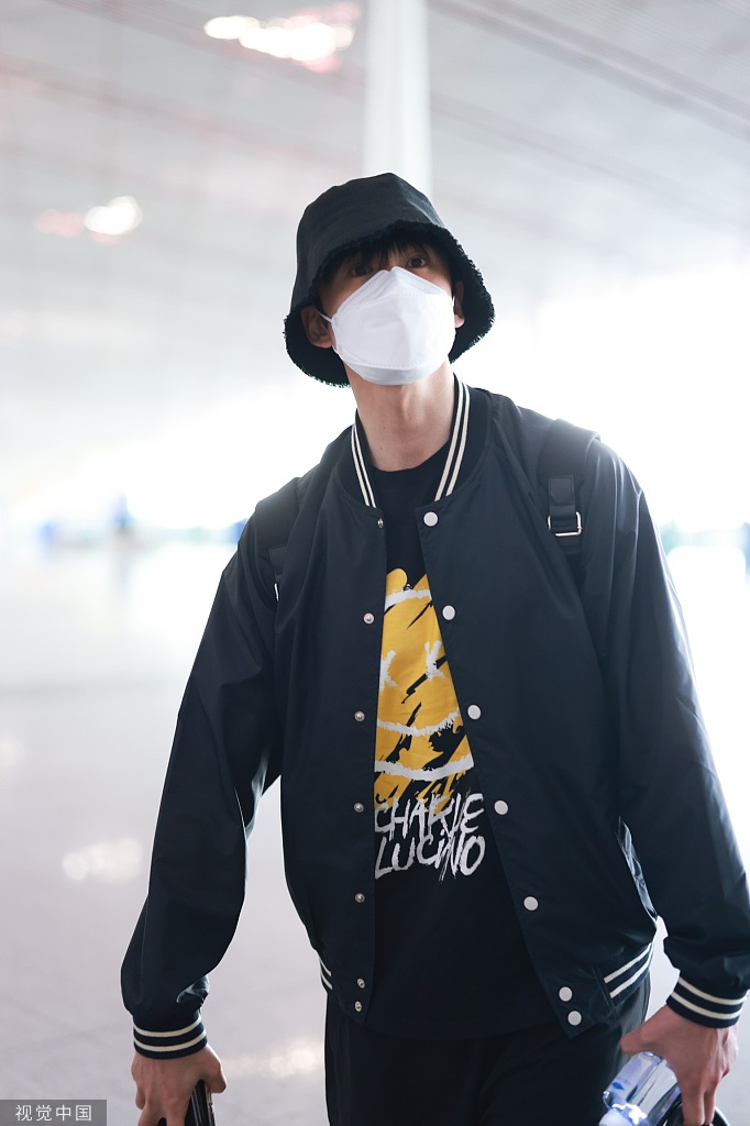 组图:张云龙低调现身机场 着棒球夹克戴渔夫帽时尚休闲_高清图集_新浪