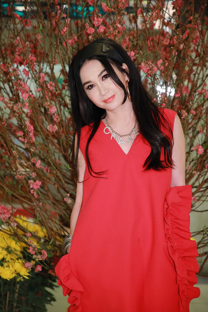 组图:54岁温碧霞受访卷发披肩少女感依旧 穿红裙秀美腿状态佳_高清