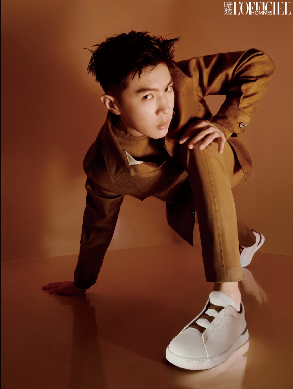 组图：马伯骞运动风色彩大片释出着棕色套装搭清爽短发活力十足第11张图片