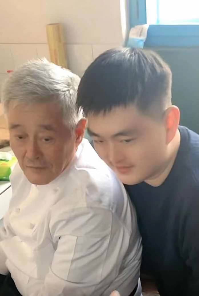 组图63岁赵本山与儿子罕见同框父子俩长超像如同复制粘贴