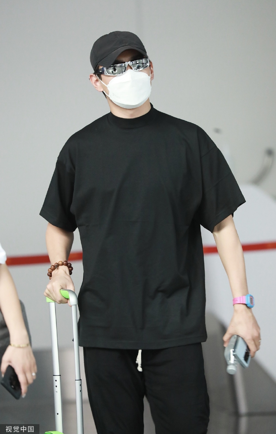 组图:王彦霖全黑look现身机场 着t恤搭配鸭舌帽休闲随性_高清图集