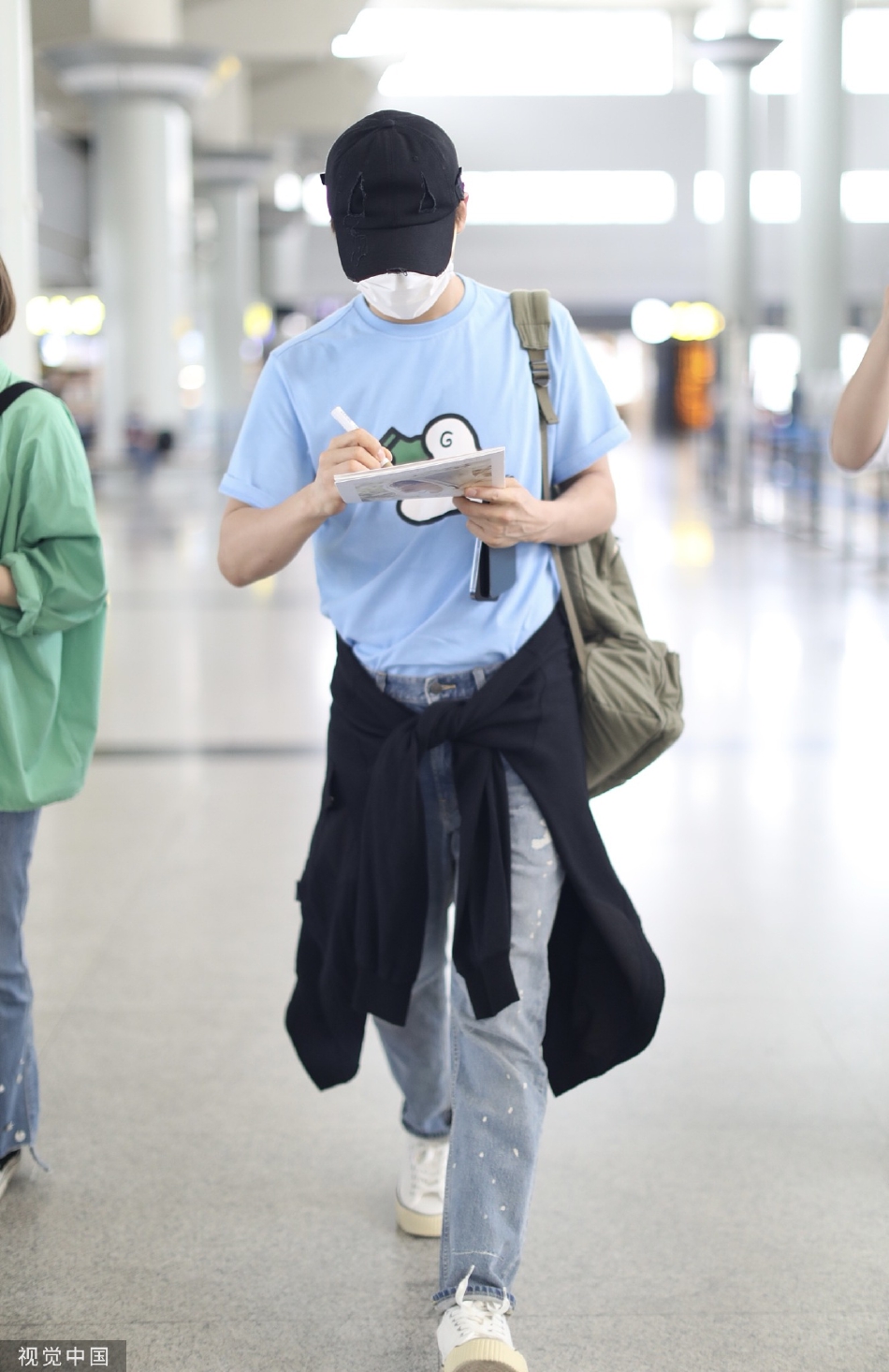 组图：马天宇现身长沙机场着蓝色T恤搭配牛仔裤清爽帅气第3张图片