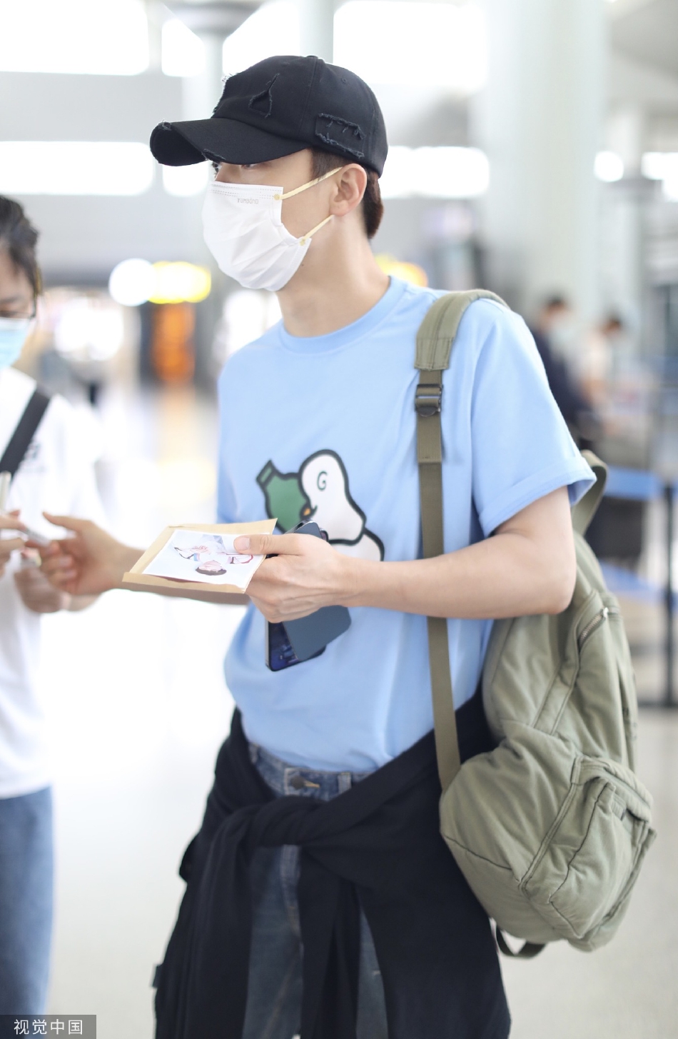 组图：马天宇现身长沙机场着蓝色T恤搭配牛仔裤清爽帅气第5张图片