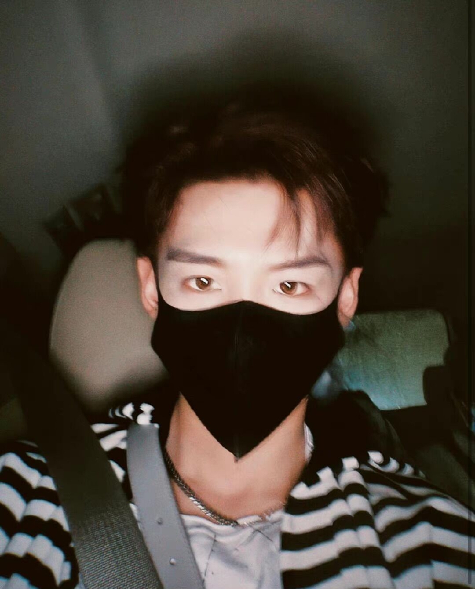 组图:白敬亭晒戴口罩自拍难掩帅气 穿条纹上衣瞳色好特别