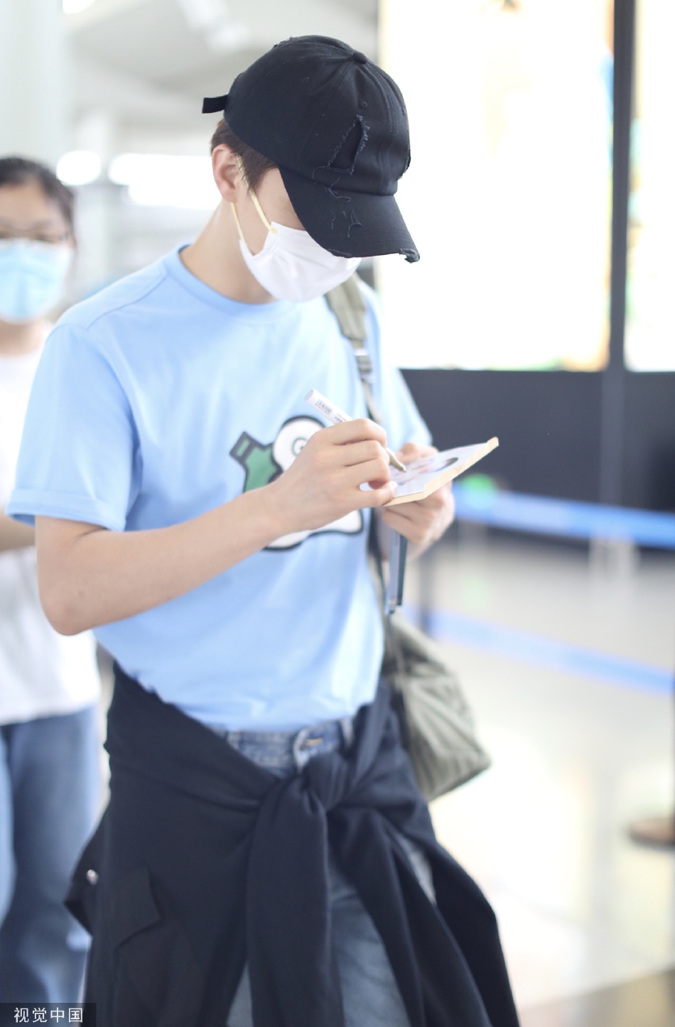 组图：马天宇现身长沙机场着蓝色T恤搭配牛仔裤清爽帅气第4张图片