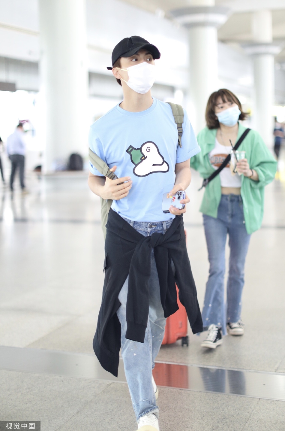 组图：马天宇现身长沙机场着蓝色T恤搭配牛仔裤清爽帅气第2张图片