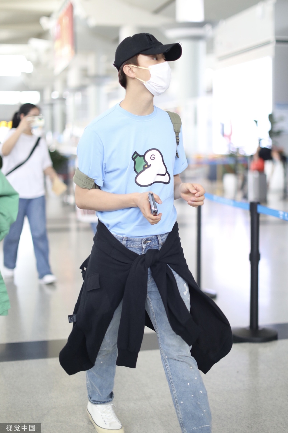 组图：马天宇现身长沙机场着蓝色T恤搭配牛仔裤清爽帅气第1张图片