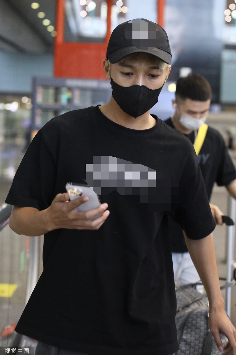 组图：艺人伍嘉成现身北京机场穿黑T恤戴棒球帽休闲有活力第2张图片