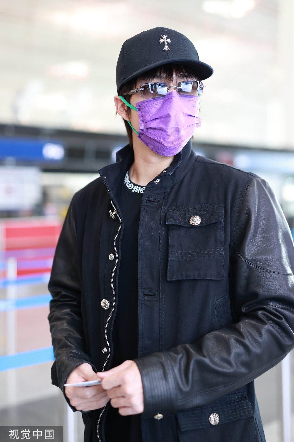 组图:韩东君戴墨镜现身北京机场 着黑衣搭配紫色口罩个性十足