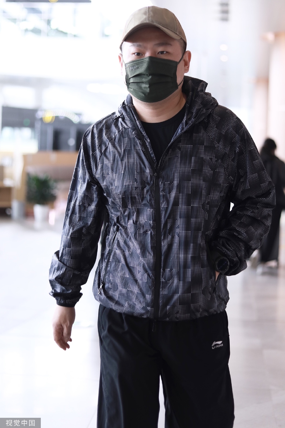 组图:岳云鹏低调现身北京机场 着连帽外套戴鸭舌帽休闲随性_高清图集