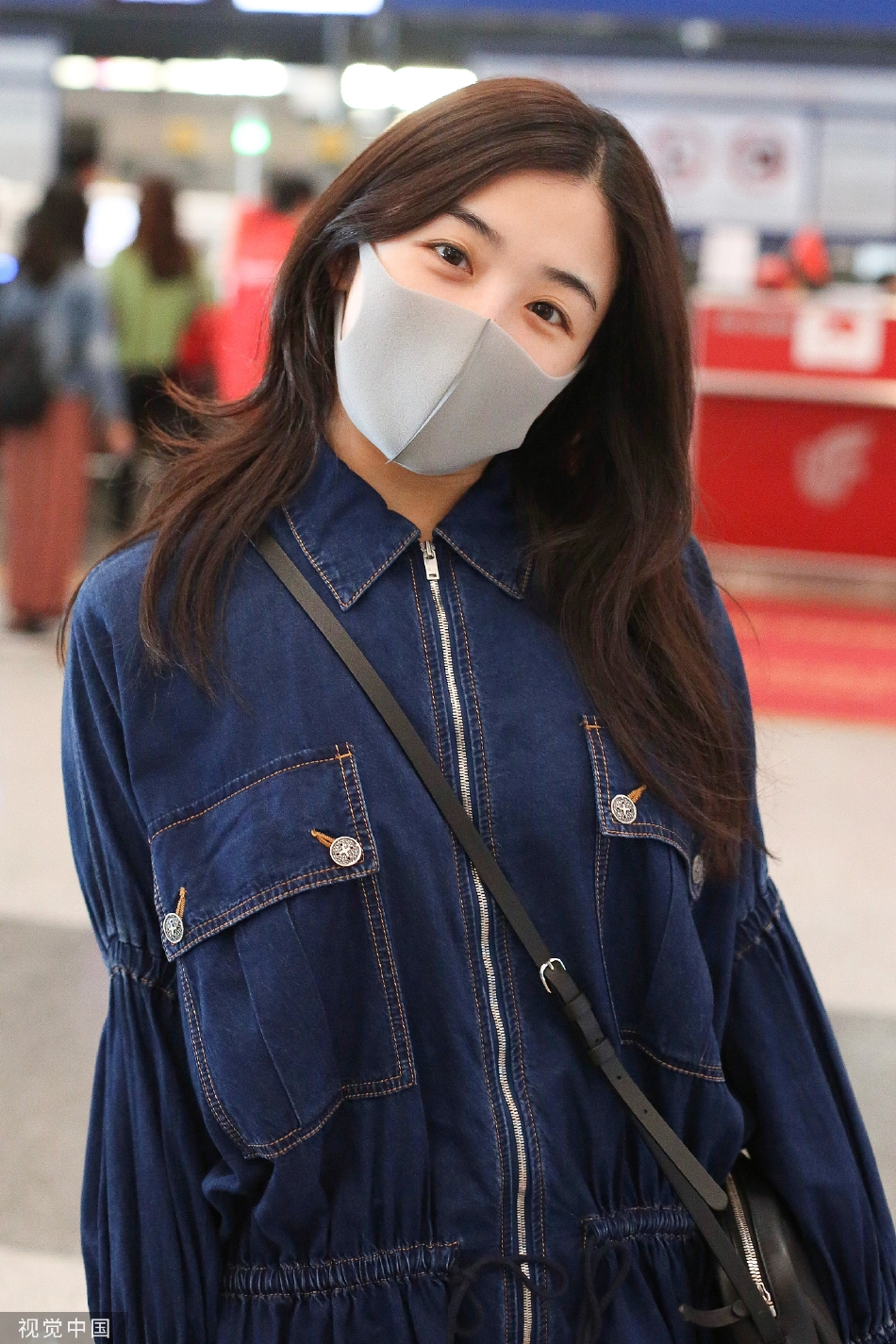 组图:张含韵现身北京机场 穿牛仔套裙元气满满