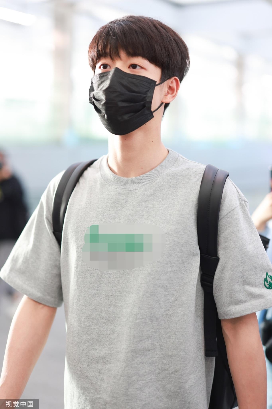 组图:吴宇恒现身北京机场 顺毛发型乖巧可爱