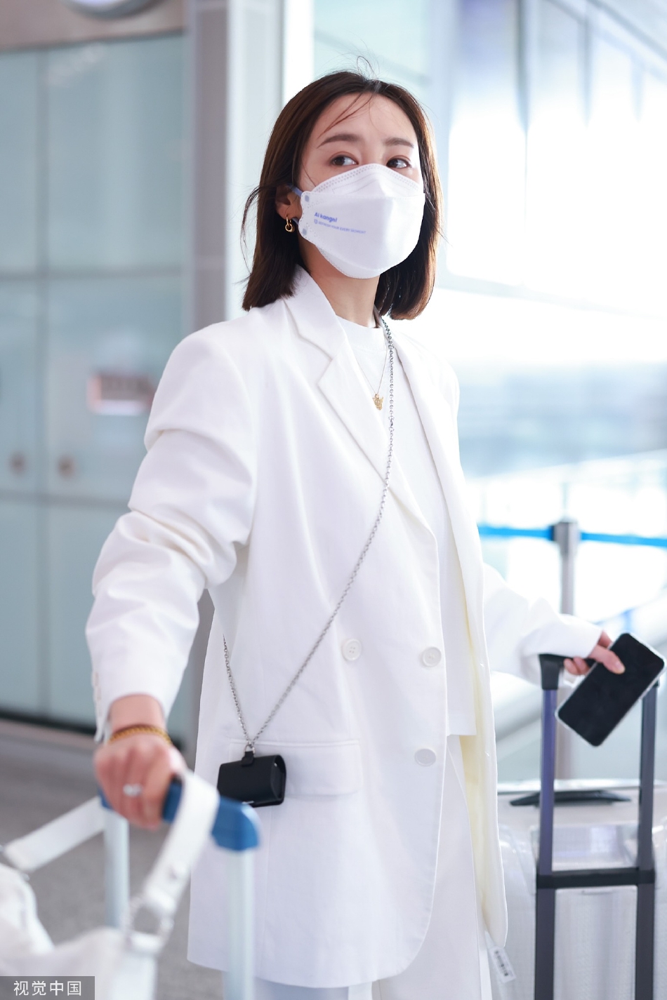 组图：李纯现身北京机场着白色套装简约大方第5张图片