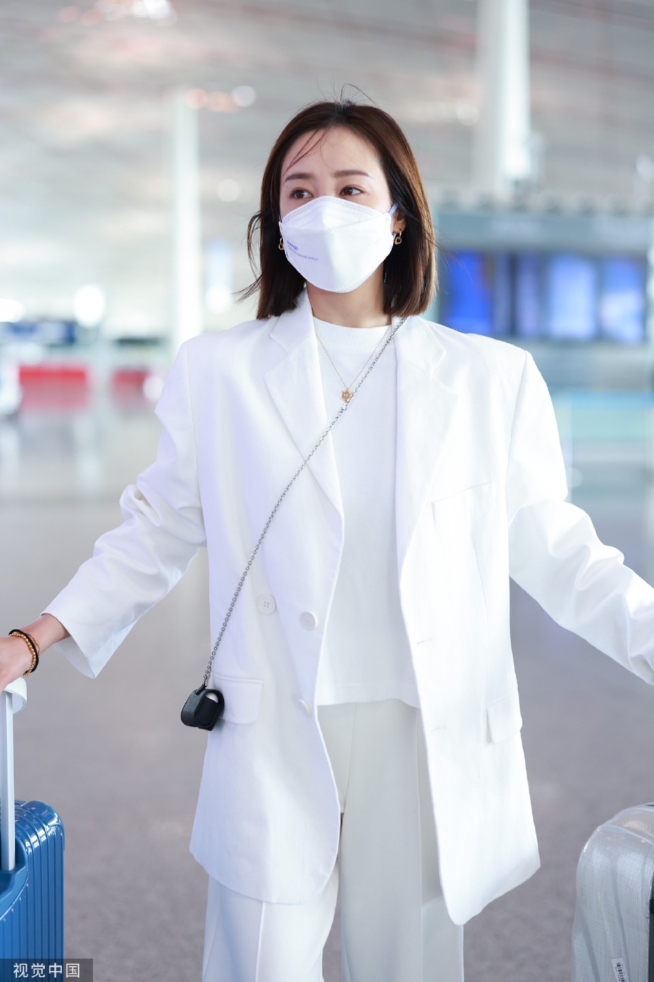 组图：李纯现身北京机场着白色套装简约大方第3张图片