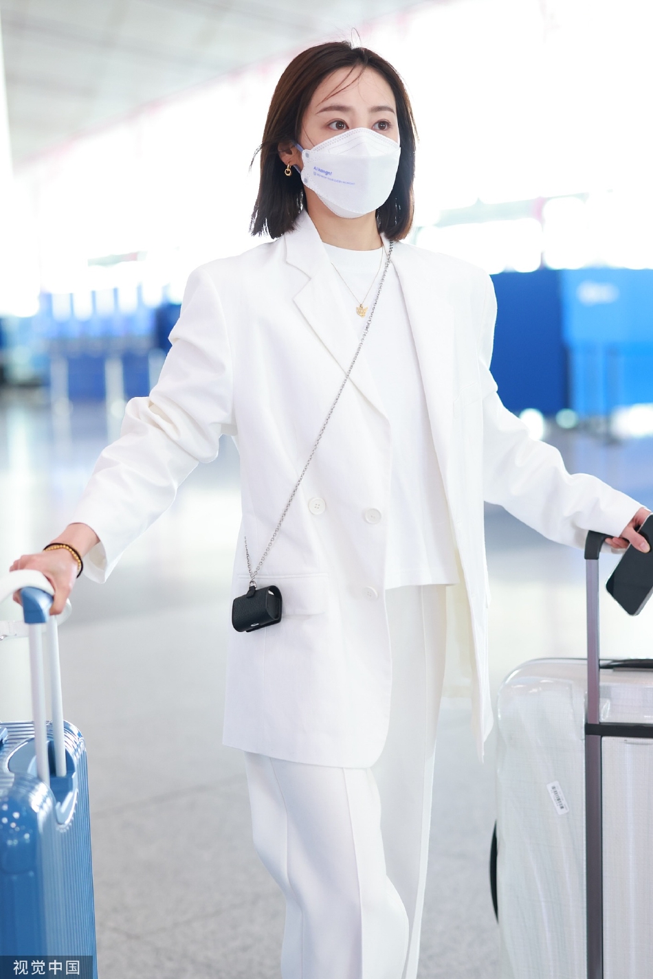 组图：李纯现身北京机场着白色套装简约大方