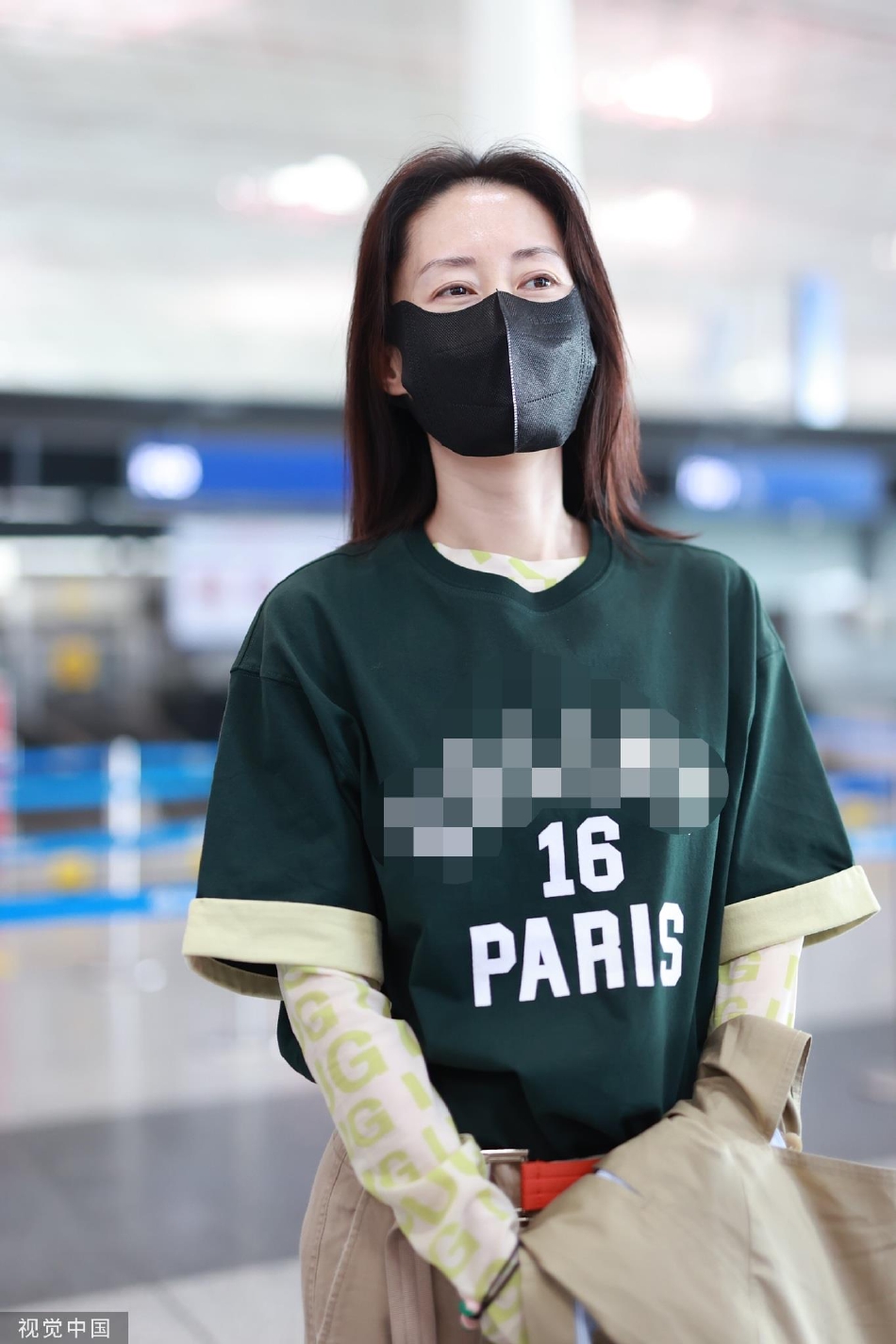 组图：刘敏涛现身北京机场穿黑色T恤休闲有个性第3张图片