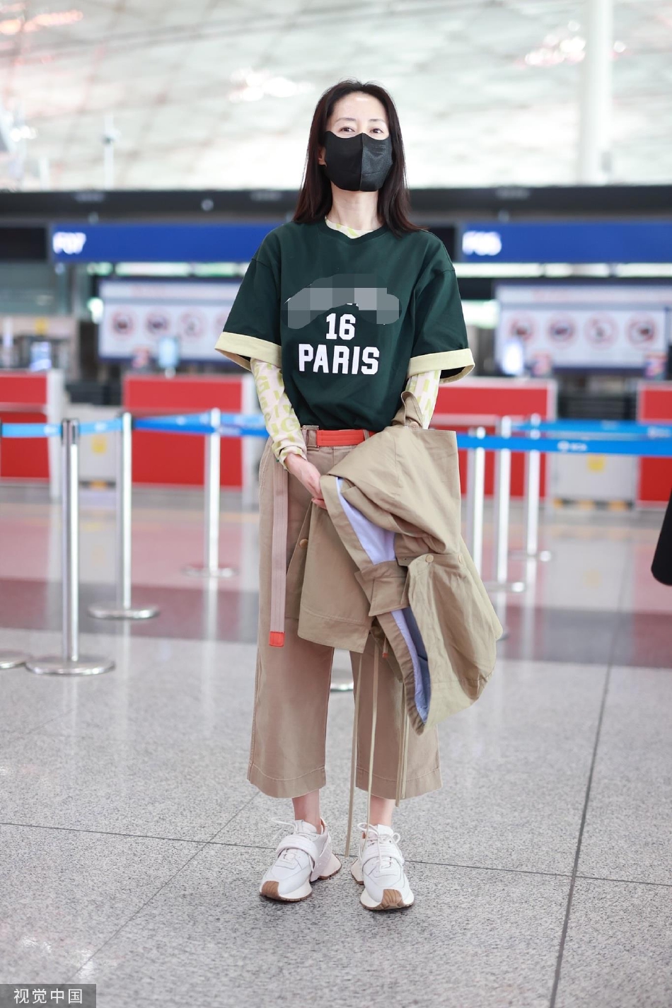 组图：刘敏涛现身北京机场穿黑色T恤休闲有个性第1张图片