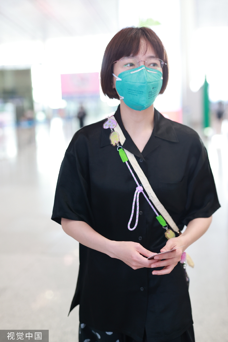 组图：演员焦俊艳从首都机场出发波点拼接裙搭皮鞋减龄俏皮第5张图片