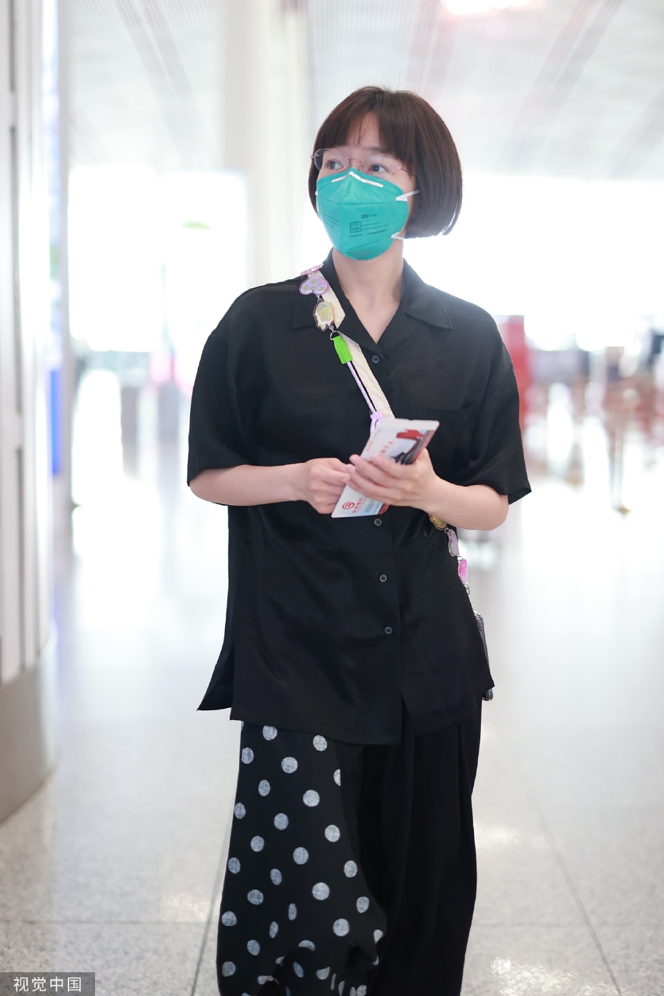 组图:演员焦俊艳从首都机场出发 波点拼接裙搭皮鞋减龄俏皮