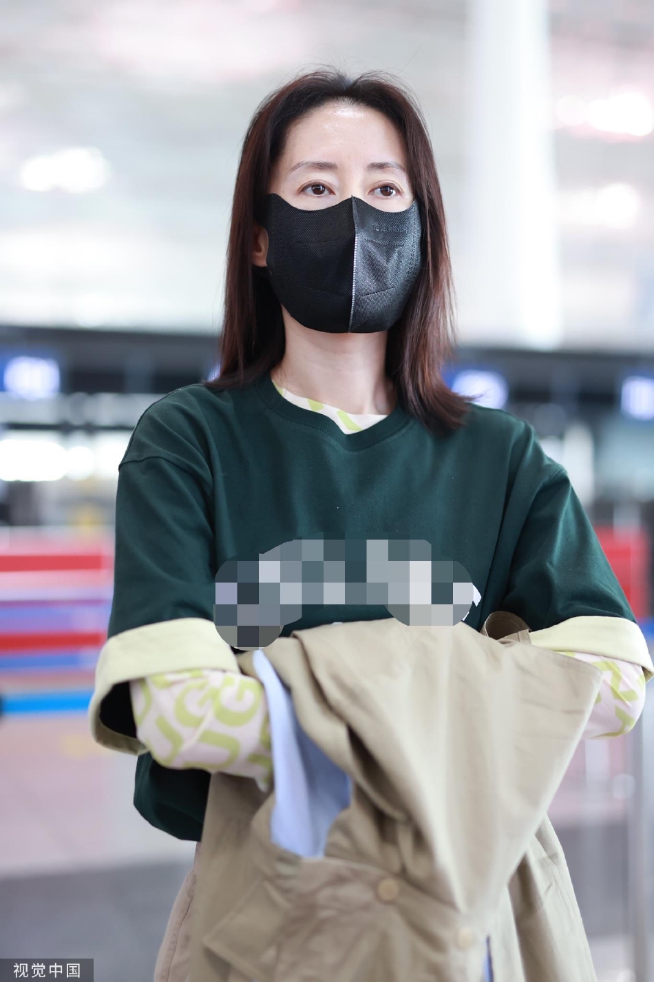 组图：刘敏涛现身北京机场穿黑色T恤休闲有个性第4张图片