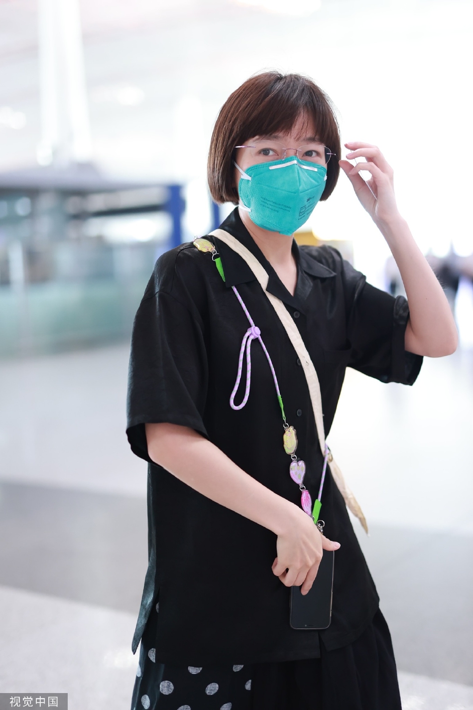 组图：演员焦俊艳从首都机场出发波点拼接裙搭皮鞋减龄俏皮第3张图片